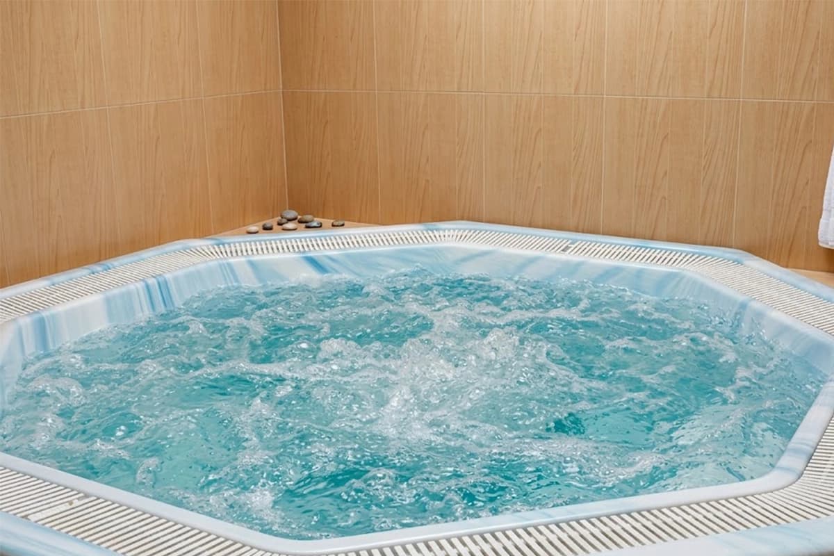 Sauna jacuzzi hot tub